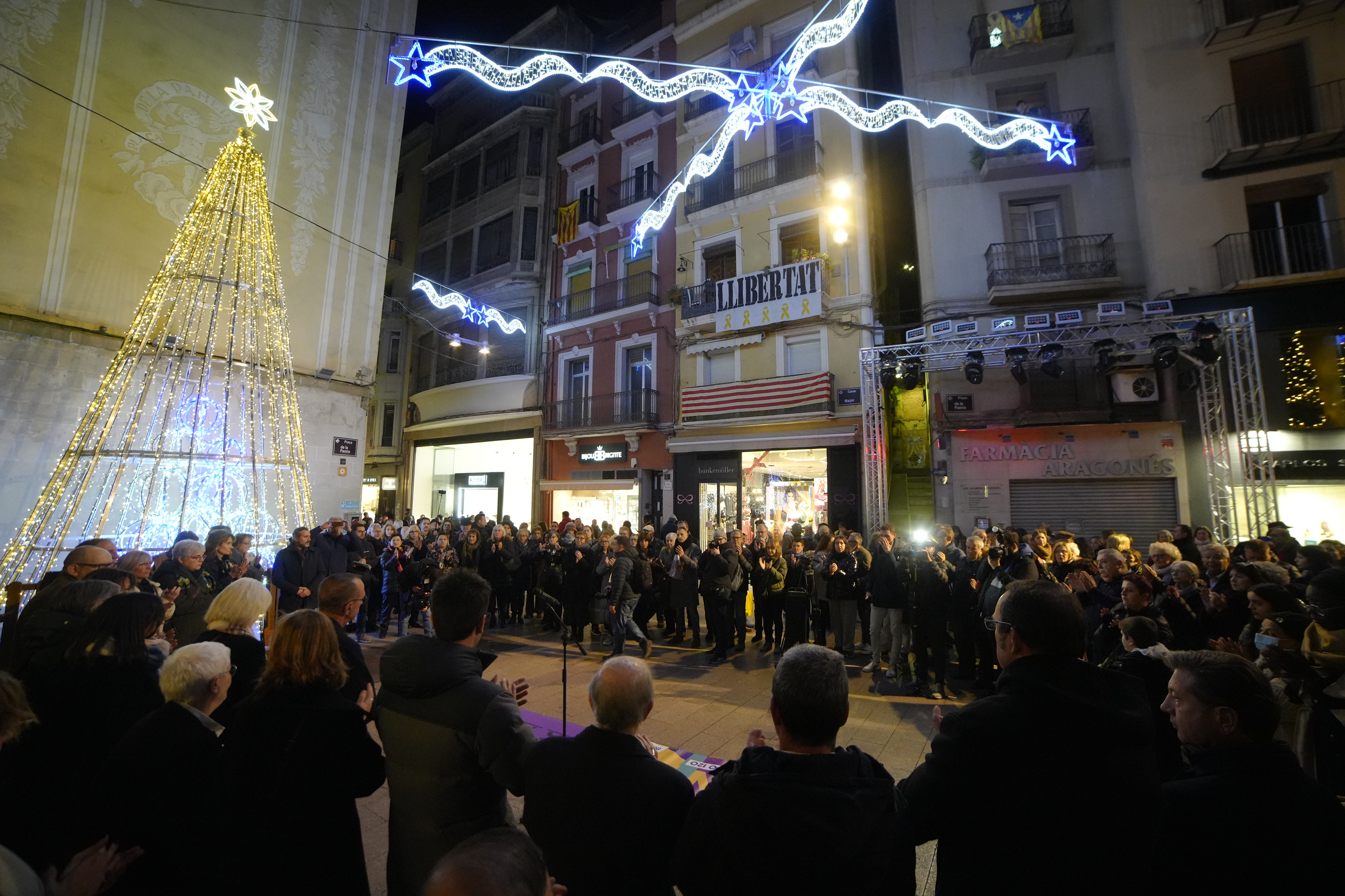La plaça Paeria s'ha paralitzat aquest vespre amb la concentració de dol i rebuig a la violència masclista