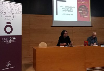 Conferència sobre la invenció de la biografia del Generalísimo dins els Debat de Memòria, a la sala Jaume Magre..