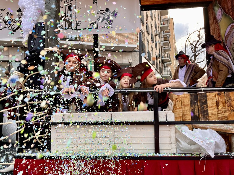 Un grup d'infants tiren confeti