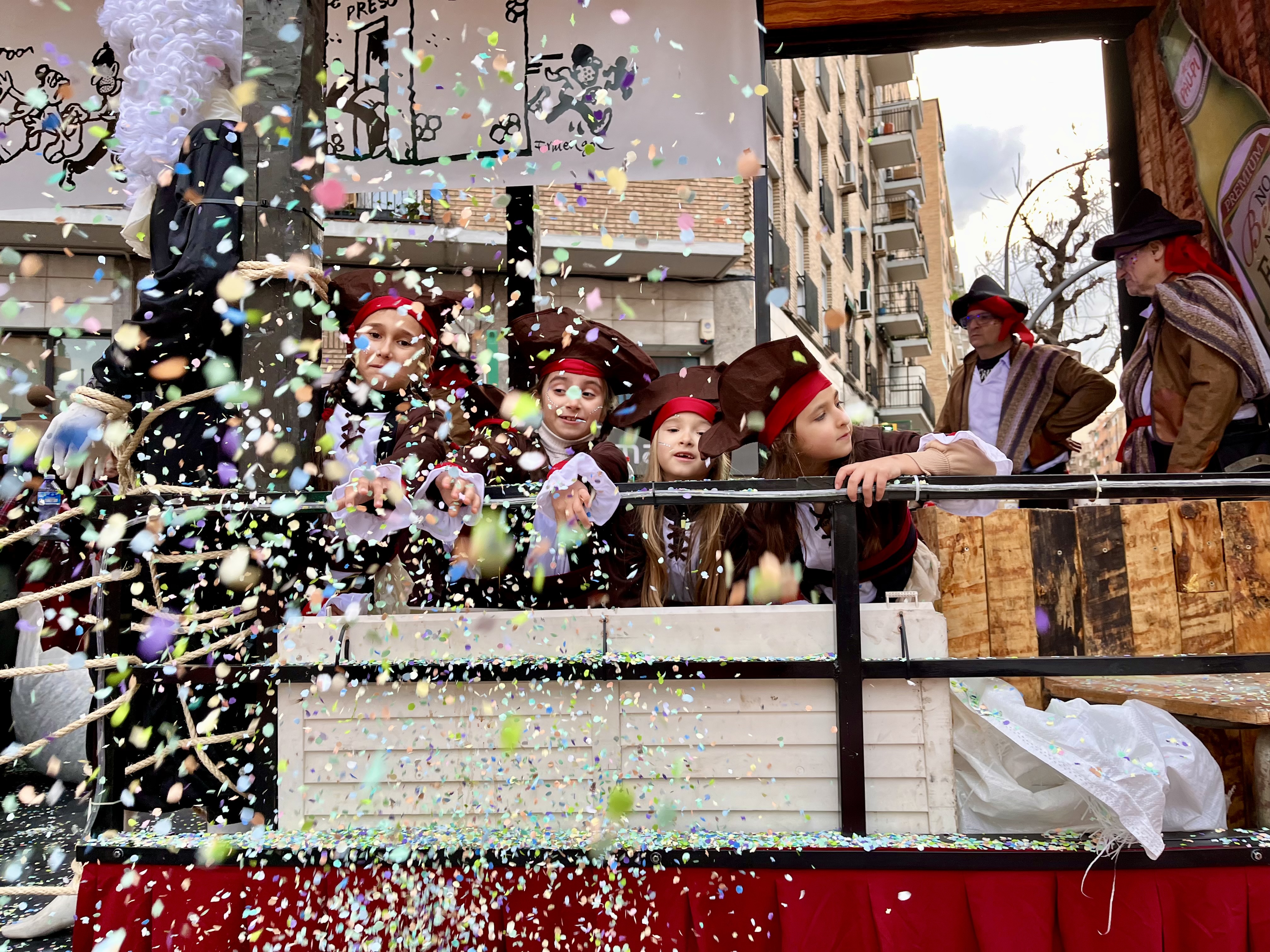 Un grup d'infants tiren confeti