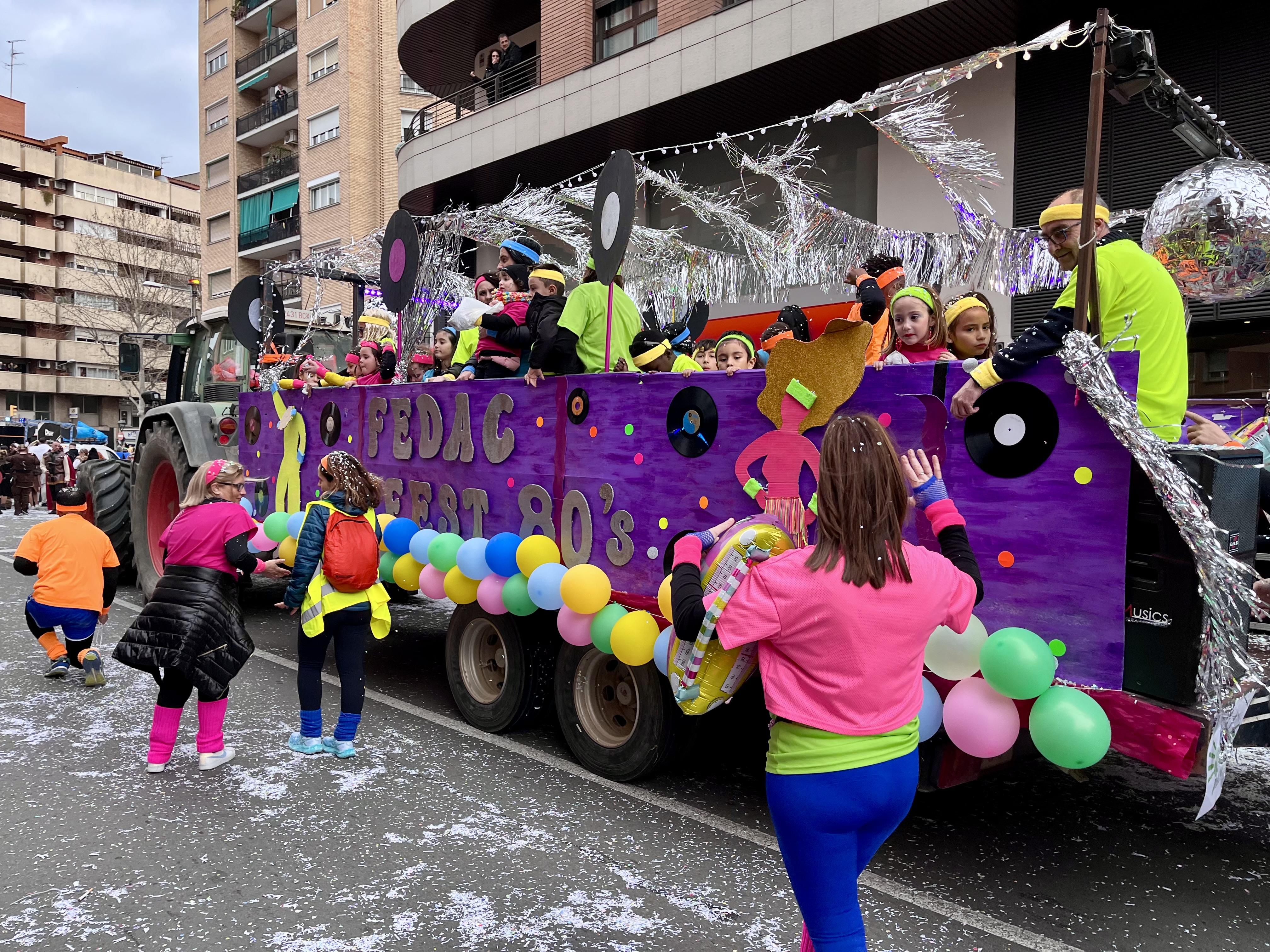 La carrossa de FEDAC, tot just començant el recorregut