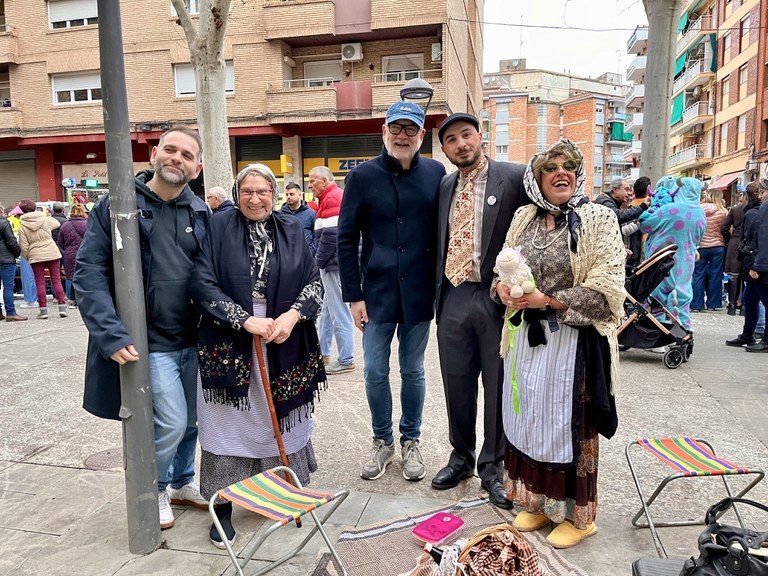 L'alcalde, Fèlix Larrosa, i el regidor de Festes, Xavi Blanco, amb un grup de participants disfressats