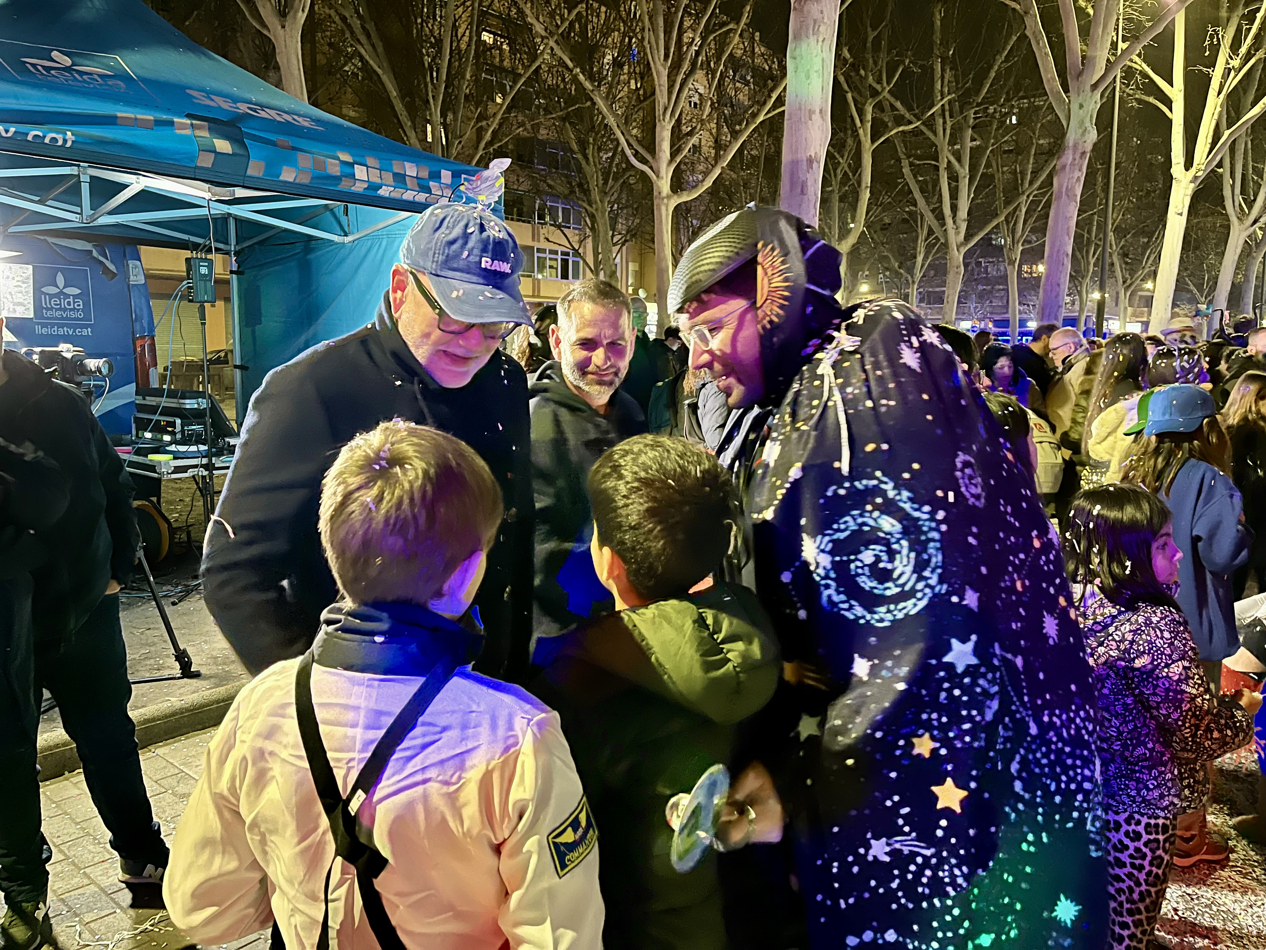 L'alcalde, Fèlix Larrosa, i el regidor de Festes, Xavi Blanco, saluden participants de les carrosses i comparses