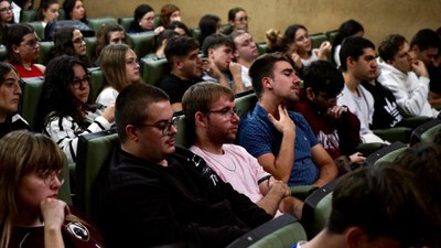 Joves assistint a una de les projeccions de Som Cinema que es va realitzar el 2024 al Rectorat de la UdL..