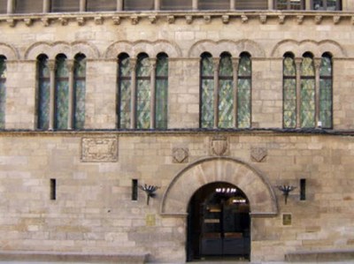 La façana de l'Ajuntament de Lleida, per la plaça de la Paeria.