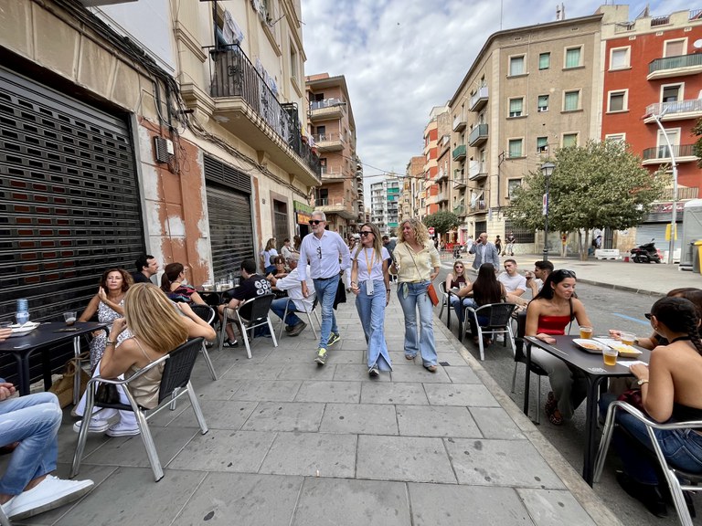 L'alcalde, Fèlix Larrosa, la regidora de Cultura, Pilar Bosch, i la directora de Lleida Turisme, Mònica Terrado, a la Milla del Vermut