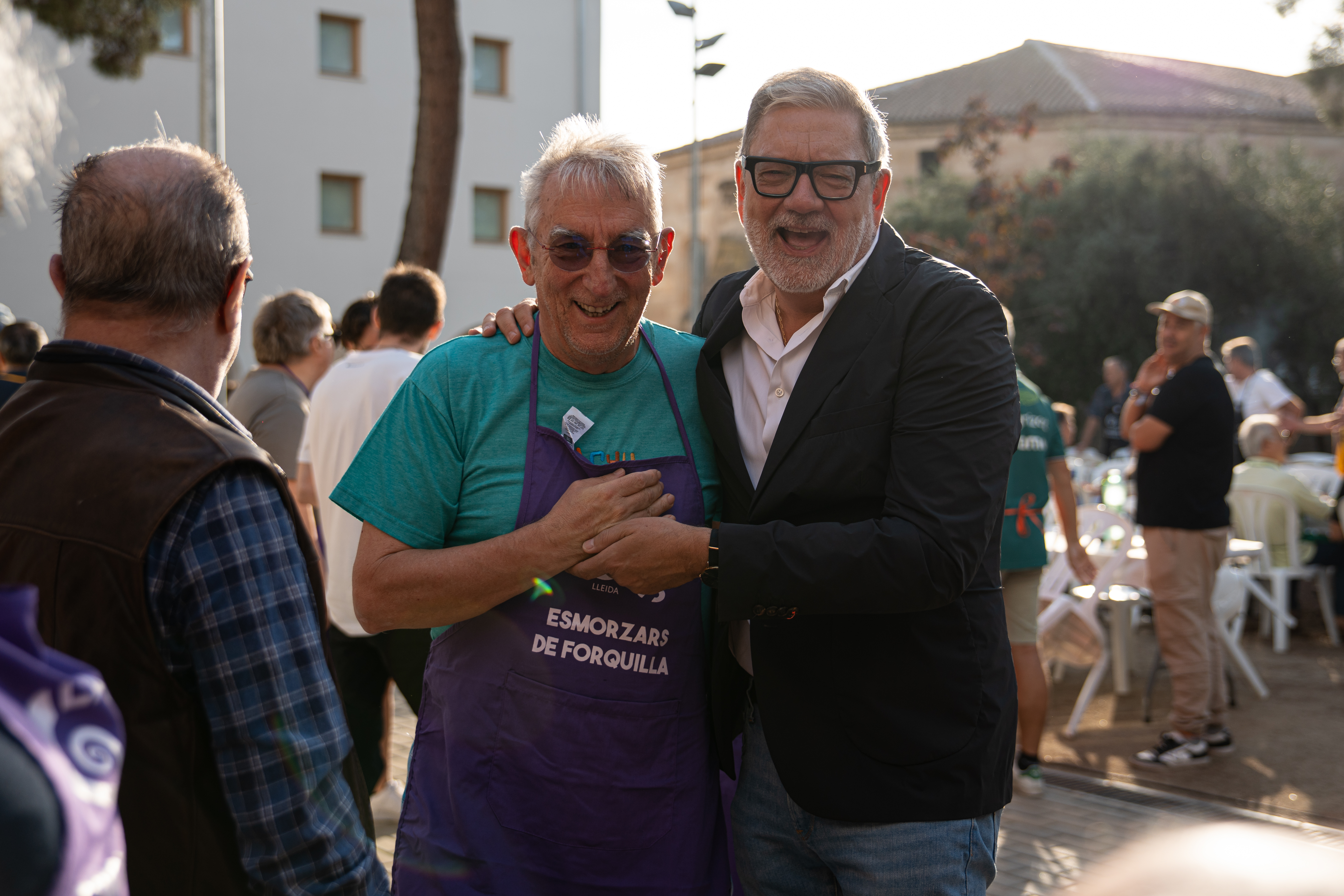 L'alcalde, Fèlix Larrosa, amb un participant de l'esmorzar de forquilla solidari de la FECOLL