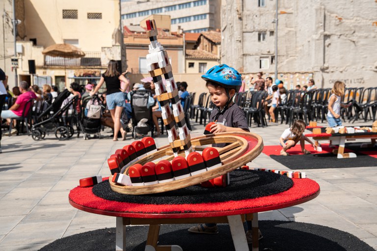 Jocs infantils a la plaça del Dipòsit