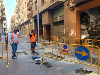Un parell d'operaris treballen en la segona fase de les obres, entre la cruïlla de Comerç amb Vila Antònia.