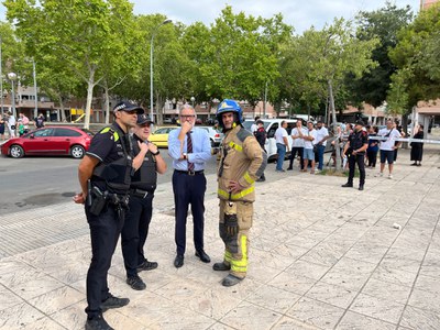 Diverses dotacions dels Bombers, de la Guàrdia Urbana i dels Mossos d’Esquadra s'han desplaçat al lloc de l'incendi.