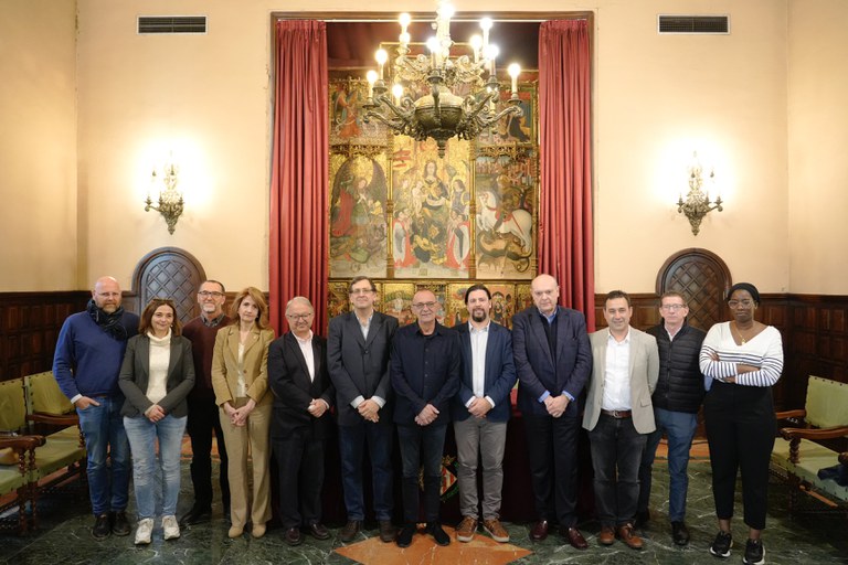 Foto de grup de l'alcalde amb membres de la corporació i representats d'AETI