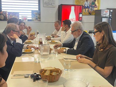 Larrosa i Simón ha dinat amb usuaris i usuàries del servei de menjador del Centre Sènior de Santa Teresita.