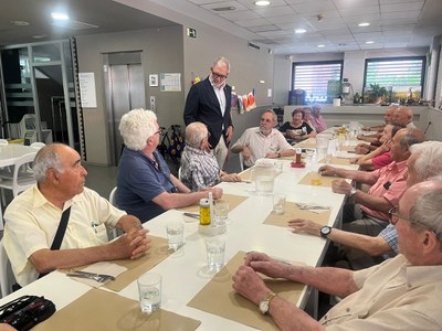 L’alcalde Fèlix Larrosa conversant amb usuaris i usuàries del servei de menjador del Centre Sènior de Santa Teresita.