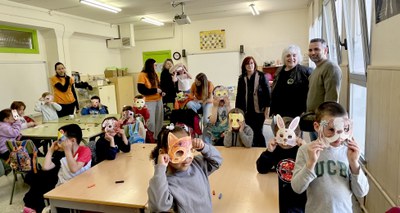 Els infants participen, de dilluns a dijous, en accions lúdiques que fomenten la creativitat, la imaginació i el treball en equip, en el marc dels Ca….