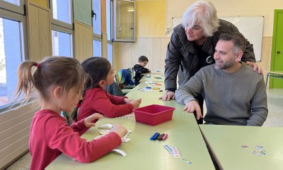 La tinent d’alcalde Carme Valls i el regidor Xavi Blanco han visitat avui l’escola Joan XXIII, que acull un dels tres Casals de Setmana Santa de la P….