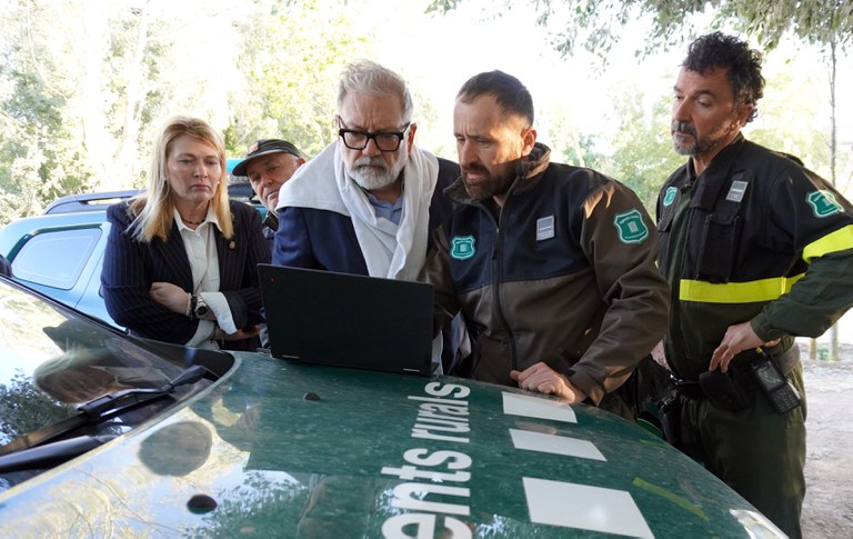 L'alcalde Larrosa i la tinent d'alcalde Iglesias amb els agents rurals, que els han mostrat imatges aèries de l'incendi a La Mitjana.