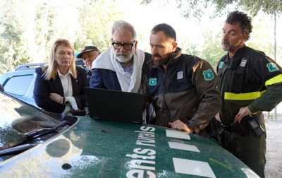 L'alcalde Larrosa i la tinent d'alcalde Iglesias amb els agents rurals, que els han mostrat imatges aèries de l'incendi a La Mitjana..