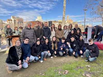 La tinenta d'alcalde Cristina Morón i el regidor de Drets Civils, Roberto Pino, amb altres membres de la corporació municipal, el delegat de l'Amical….