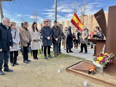 La tinenta d'alcalde Cristina Morón i el regidor de Drets Civils, Roberto Pino, juntament amb altres membres de la corporació municipal i el delegat ….