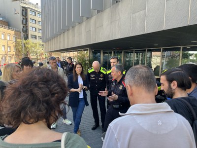 Morón ha atès els mitjans de comunicació davant de la Comissaria de la Guàrdia Urbana, acompanyada de l’intendent de la policia local i el cap de l’A….