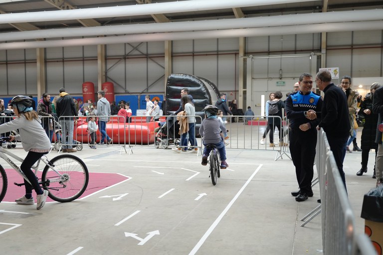 Pueyo ha visitat el Parc Viari de la Guàrdia Urbana que s'ha instal·lat al Cucaesport