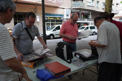 Col·leccionistes de plaques de cava a Doctora Castells.