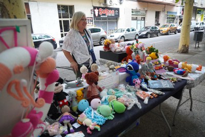 Mostra dels treballs manuals dels veïns de Cappont a les paradetes del carrer Doctora Castells.