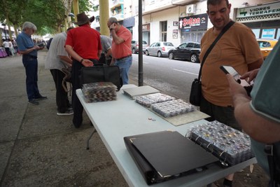 Veïns de Cappont gaudint d'una trobada de plaques de cava, taps corona i calendaris.