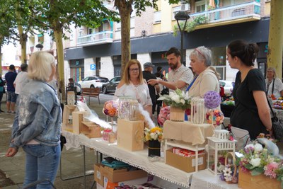 Els regidors Carlos Enjuanes i Carme Valls visiten les paradetes de Doctora Castells amb motiu de la Festa Major del barri.