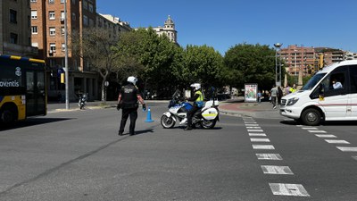 Agents de la Guàrdia Ubana han regulat el trànsit des del moment de l'apagada elèctrica.