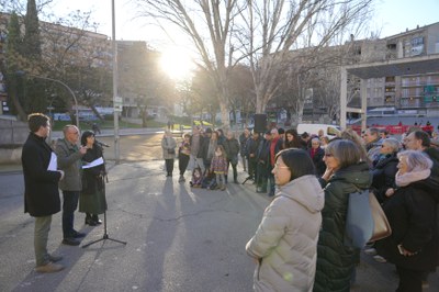 La descoberta de la nova placa que dona nom a la Plaça del Clot de les Granotes va aplegar entitats i veïns en aquest espai de convivència.