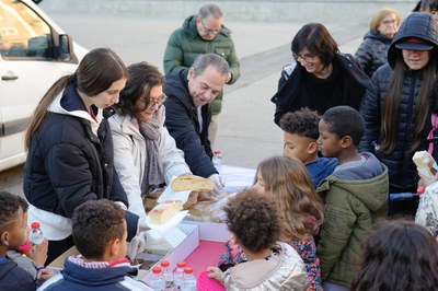 Els assistents i veïns a l'acte de descoberta de la placa van berenar coca amb xocolata.