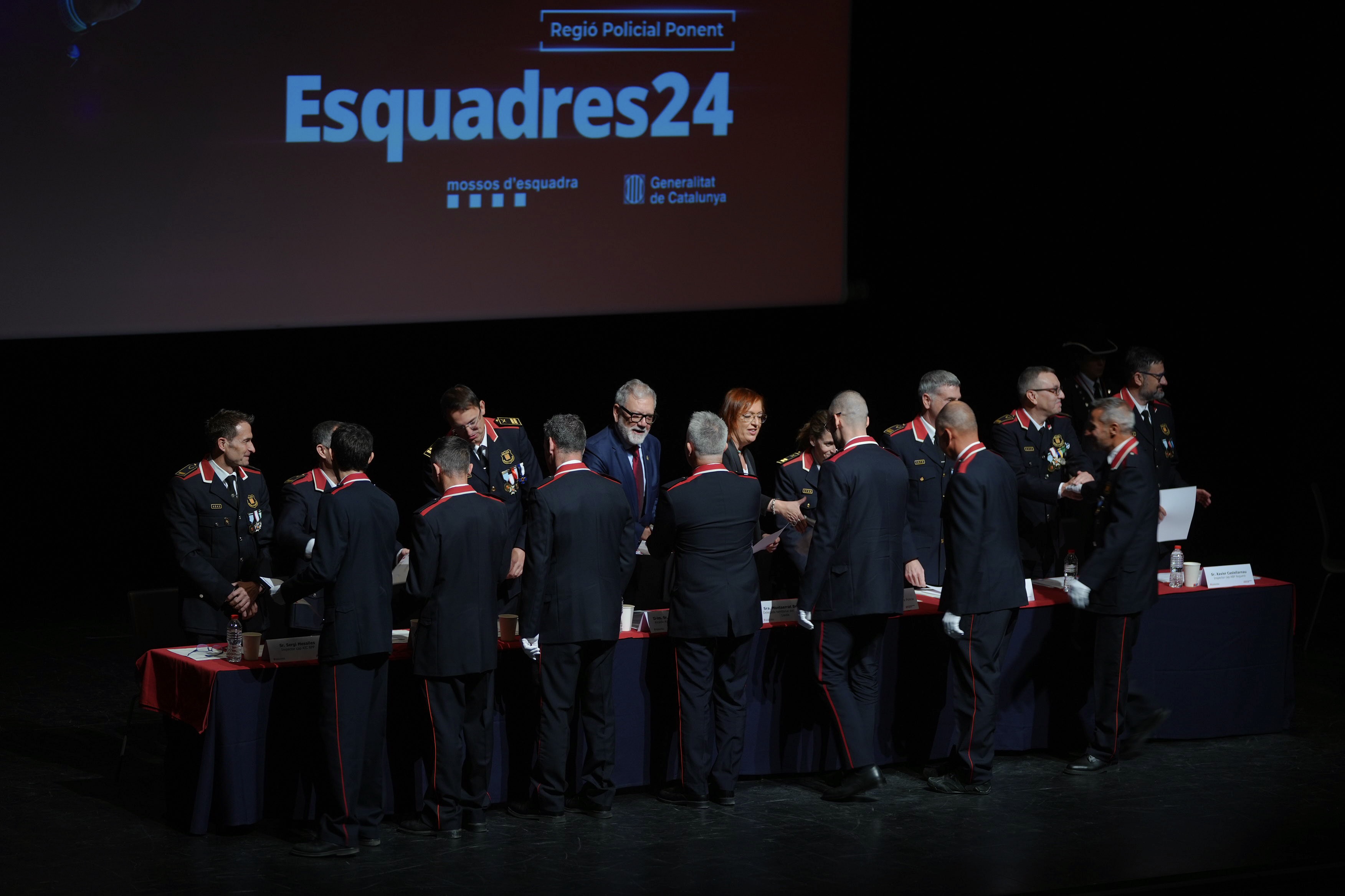 El Dia de les Esquadres reconeix la tasca dels professionals de la seguretat amb felicitacions, plaques i condecoracions