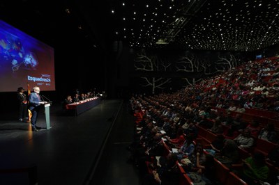 L'alcalde Larrosa s'ha dirigit al miler de persones que omplien la sala principal de La Llotja.