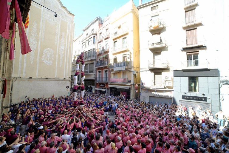 La plaça Paeria, plena de gom a gom per seguir la Diada de Sant Miquel.