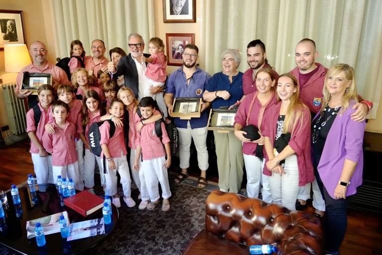 L'alcalde Fèlix Larrosa, juntament amb les tinents d'alcalde Carme Valls, Cristina Moron i la regidora Violant Cervera, ha saludat les colles participants en la diada.