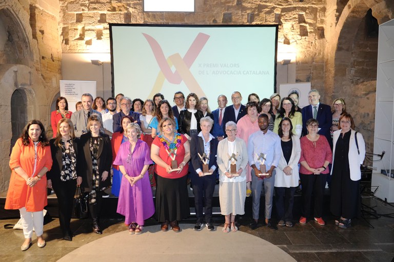 Foto de família amb les entitats i persones guardonades amb els premis VALORS.