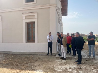 L'alcalde Fèlix Larrosa, el president de la Diputació de Lleida, Joan Talarn, i la tinenta d’alcalde i diputada de l’àrea de Serveis Tècnics, Cristina Morón, han visitat les actuacions de rehabilitació i consolidació de l’edifici Torre Vicens.