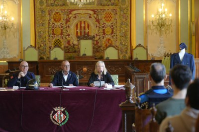 L'acte simbòlic de signatura de la cessió de documents s'ha realitzat al Saló de Plens.