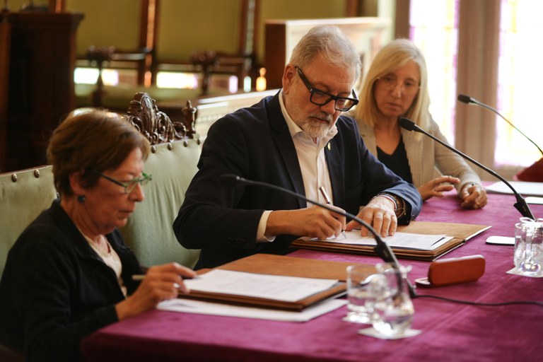 El paer en cap, Fèlix Larrosa, i la filla de Ramon Bellmunt, Maria Josep Bellmunt, ha signat la donació del fons musical a l'Arxiu.