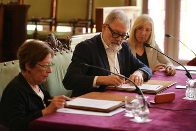 El paer en cap, Fèlix Larrosa, i la filla de Ramon Bellmunt, Maria Josep Bellmunt, ha signat la donació del fons musical a l'Arxiu..