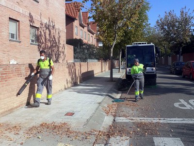 Tasques de neteja dels carrers de Ciutat Jardí.