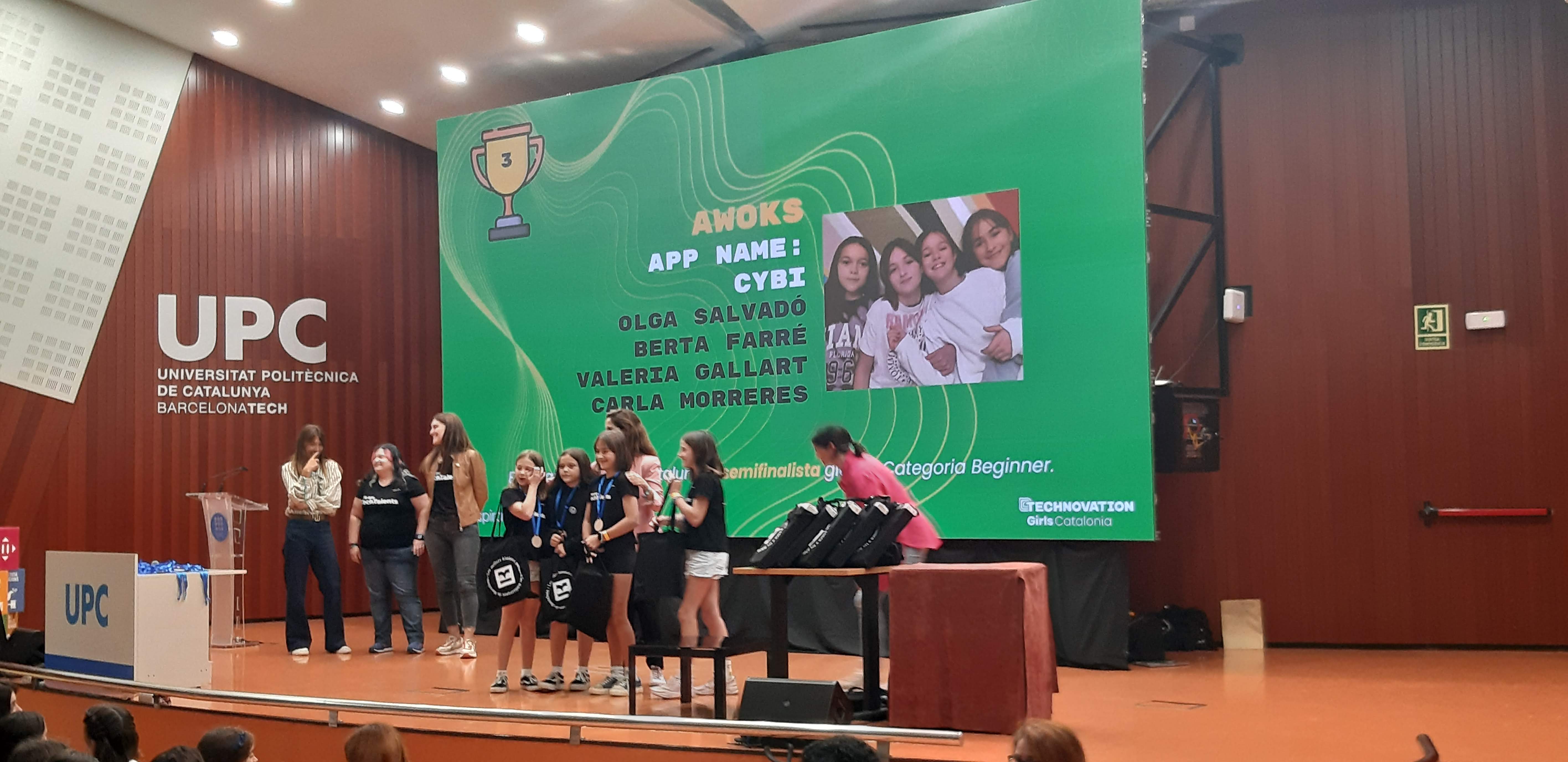 El lliurament del guardó a Awoks