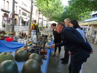 Una paradeta de brocanters rep la visita de l'alcalde, Miquel Pueyo, i la segona tinent d'alcalde, Jordina Freixanet.