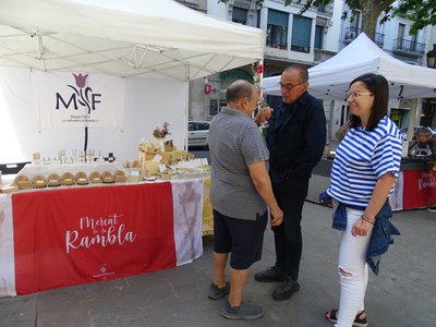 El paer en cap i la segona tinent d'alcalde han pogut parlar amb la ciutadania que ha assistit al  Mercat de la Rambla.