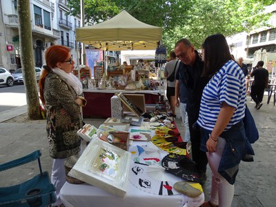 Una paradeta d'artesania rep la visita de l'alcalde, Miquel Pueyo, i la segona tinent d'alcalde, Jordina Freixanet.