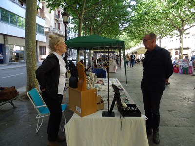 L'alcalde Miquel Pueyo conversa amb una de les paradistes del Mercat de la Rambla.