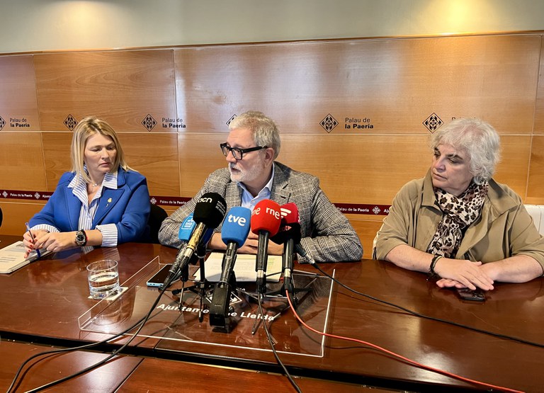 L'alcalde, Fèlix Larrosa, i les tinentes d'alcalde, Begoña Iglesias i Carme Valls, durant la presentació de la resolució del Pla EDIL