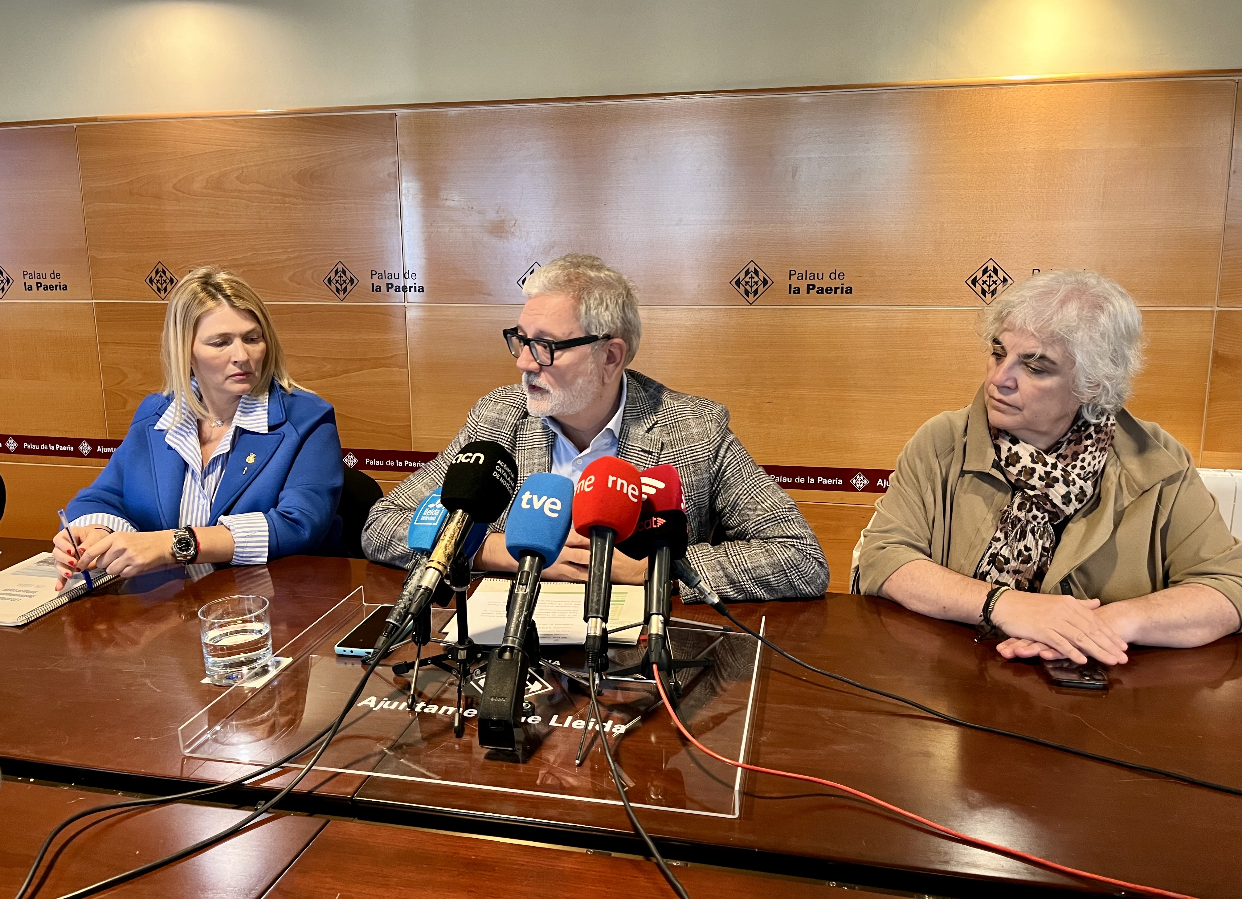 L'alcalde, Fèlix Larrosa, i les tinentes d'alcalde, Begoña Iglesias i Carme Valls, durant la presentació de la resolució del Pla EDIL