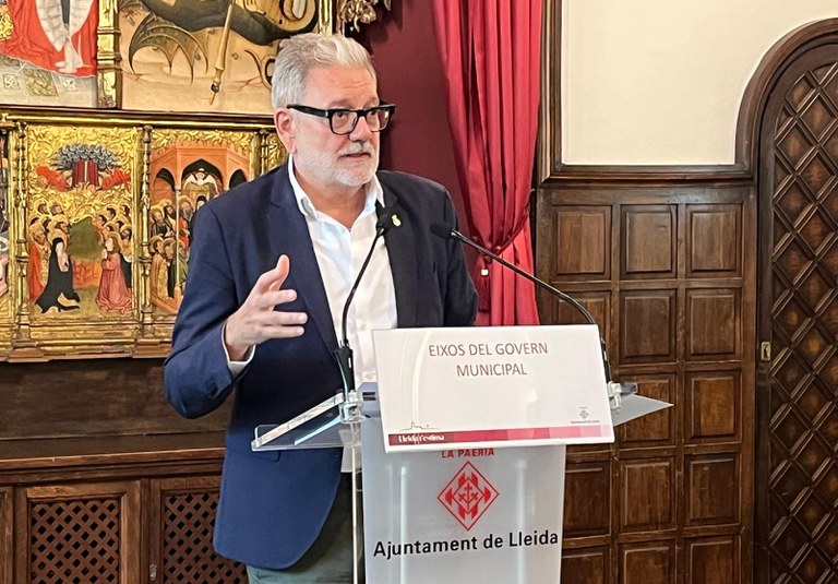 Roda de premsa del paer en cap, Fèlix Larrosa, aquest divendres, al Saló del Retaule de la Paeria.